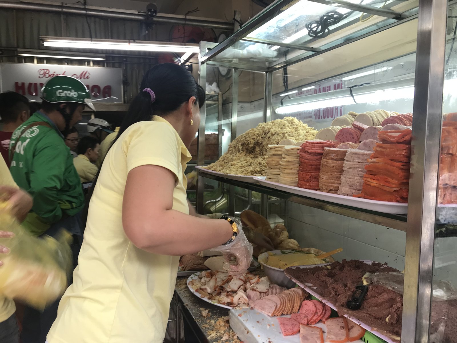 Các nguyên liệu phong phú tạo nên sức hấp dẫn đặc trưng của menu bánh mì Huỳnh Hoa.