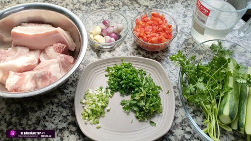 Các nguyên liệu tươi ngon cho món thịt khìa bánh mì, bao gồm thịt ba chỉ, nước dừa, rau thơm và gia vị.