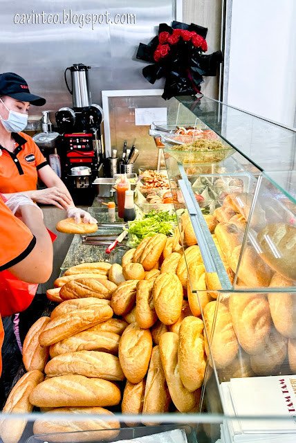 Các nguyên liệu tươi ngon để làm bánh mì, bao gồm dưa chua cà rốt và củ cải