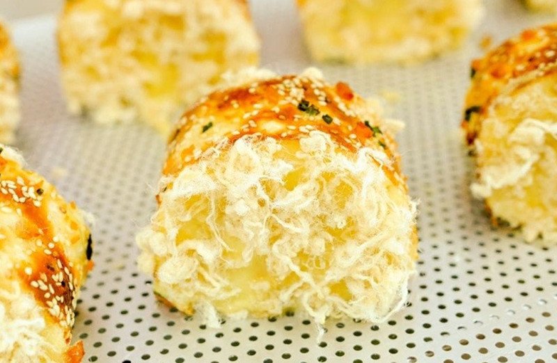 Các nguyên liệu tươi ngon và lành mạnh được lựa chọn để làm bánh mì bơ ruốc ít calo