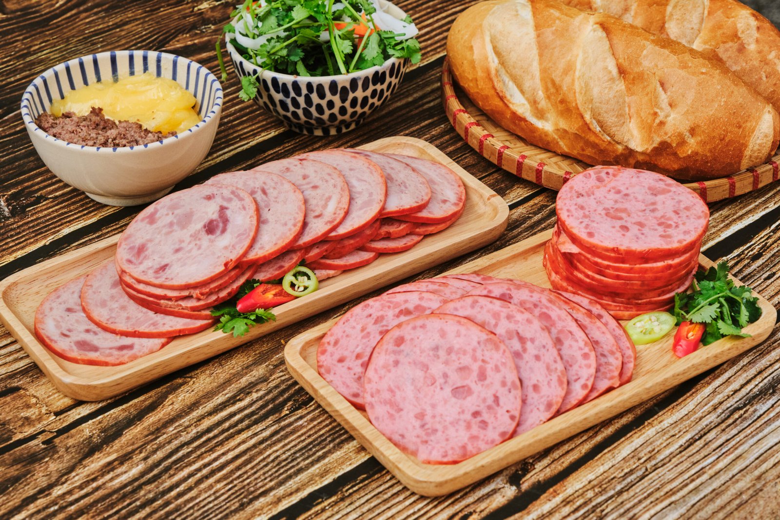 Các sản phẩm ăn kèm như chả lụa, pate đóng gói của bánh mì Huỳnh Hoa