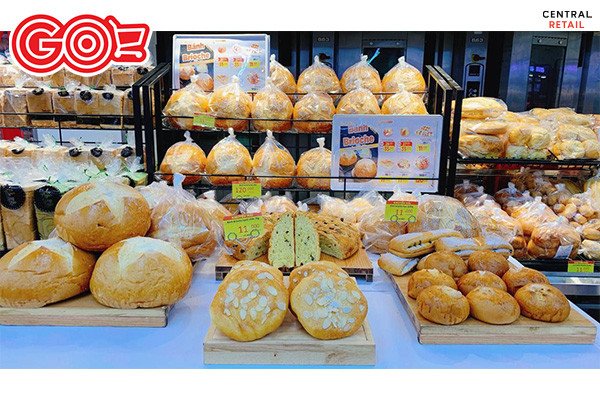 Các sản phẩm bánh mì được đóng gói cẩn thận trên kệ siêu thị Go, thể hiện sự tiện lợi và chất lượng của bánh mì siêu thị Go.