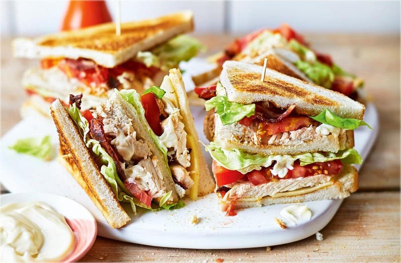 Cách ăn bánh mì sandwich hợp lý