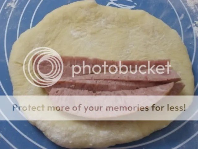 Cách cán bột và xếp nhân cho bánh mì đùi gà