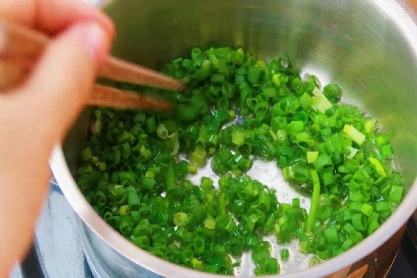 Cách làm mỡ hành thơm ngon cho bánh mì