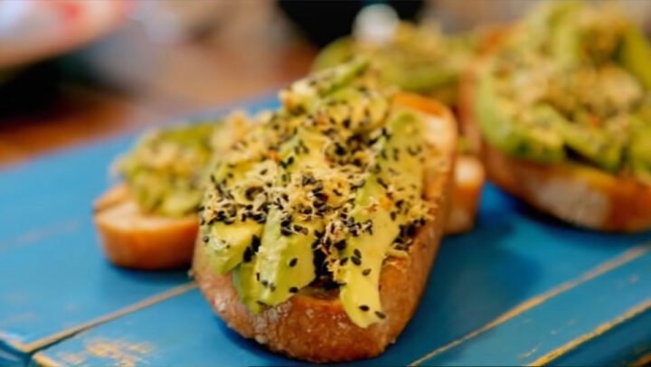 Cách làm sốt quả bơ ăn bánh mì cùng trứng chần dinh dưỡng cho bữa sáng