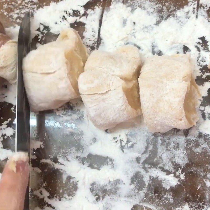 Cách tạo hình bánh mì xúc xích đẹp mắt trước khi nướng