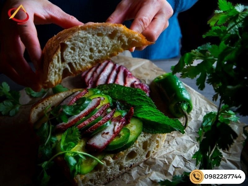 Cách thưởng thức bánh mì kẹp thịt ngon