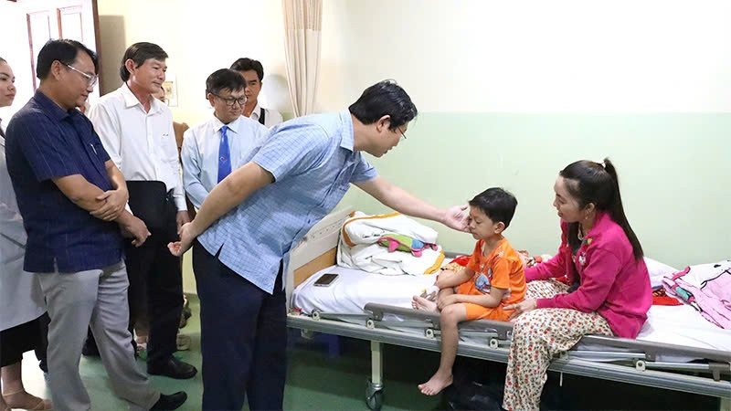 Cán bộ Đồng Tháp thăm hỏi bệnh nhân ngộ độc bánh mì