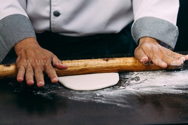 Cán bột thành miếng tròn để làm vỏ bánh mì kebab