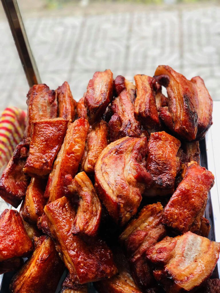 Cận cảnh bánh mì heo nướng lu tại quán Ông Phú Đạt