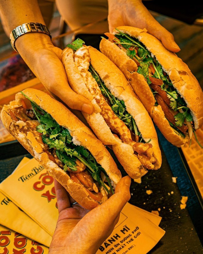 Cận cảnh chiếc bánh mì đầy ắp nhân tại Cối Xay Gió