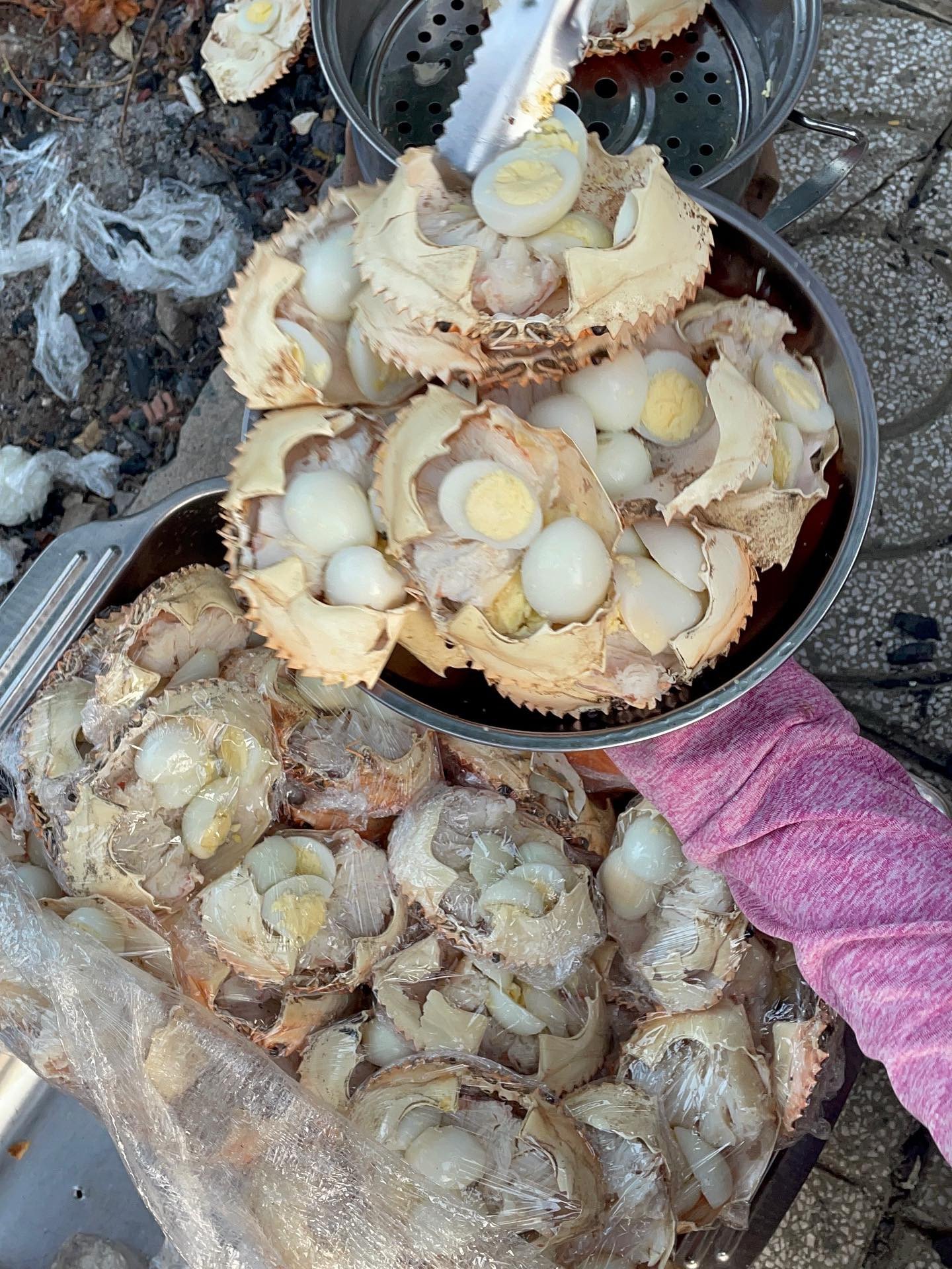 Cận cảnh hương vị độc đáo bên trong ổ bánh mì gạch cua