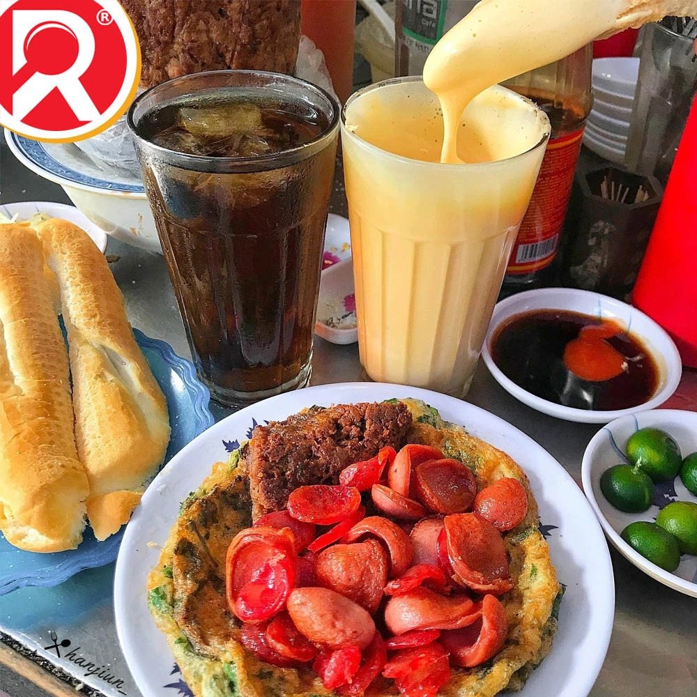 Cận cảnh kem trứng vàng bồng bềnh ăn kèm bánh mì chấm tại Hải Phòng