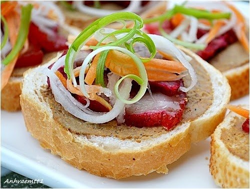Cận cảnh lát bánh mì pate xá xíu với đồ chua và hành lá
