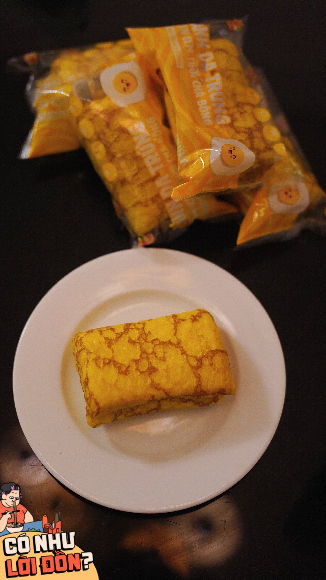 Cận cảnh lát cắt bánh trứng cuộn chà bông Hằng Du Mục