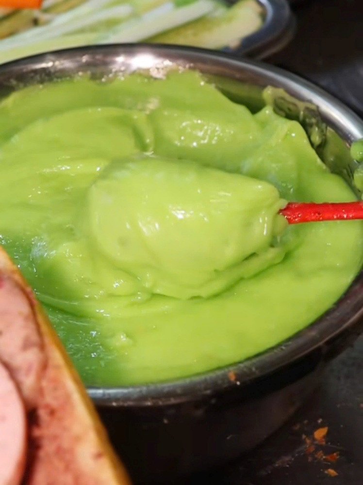 Cận cảnh lớp bơ cốm xanh mướt, mịn màng được phết trên bánh mì