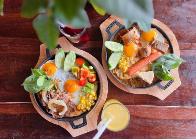 Cận cảnh món bánh mì chảo iColor Đà Lạt hấp dẫn với nước sốt đặc trưng