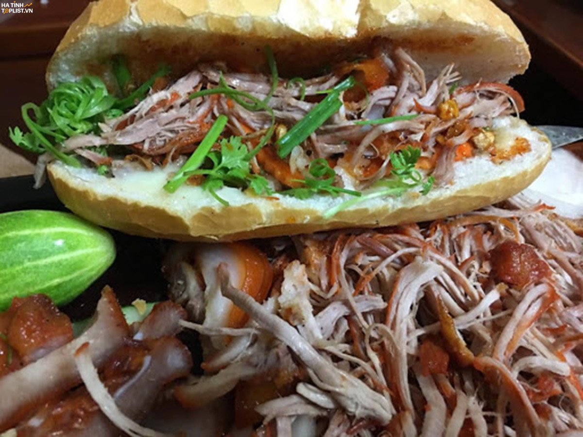 Cận cảnh một ổ bánh mì đầy ắp nhân thịt và rau thơm