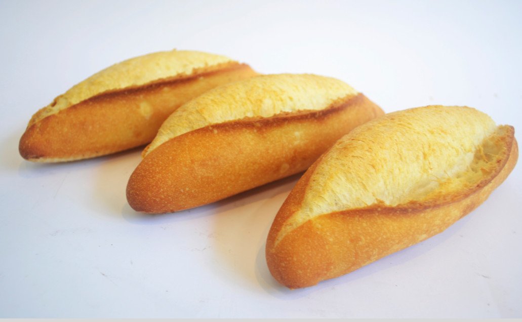 Cận cảnh một ổ bánh mì không với lớp vỏ nứt đều, hoàn hảo cho một bức ảnh bánh mì không