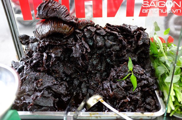 Cận cảnh nhân bánh mì khô bò với thịt, lách và gan bò được tẩm ướp đậm đà, tạo nên hương vị khó quên.