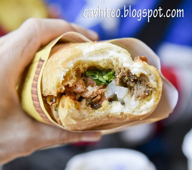 Cận cảnh nhân bánh mì tại Bánh mì Long Hội