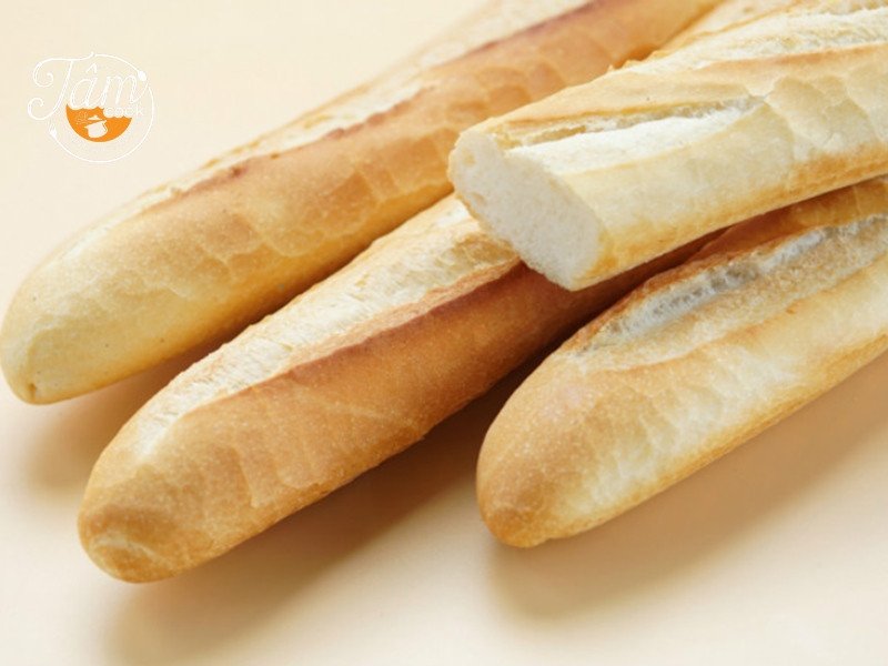 Cận cảnh những chiếc bánh mì que vỏ giòn ruột xốp, nguyên liệu chính cho mọi bữa ăn.