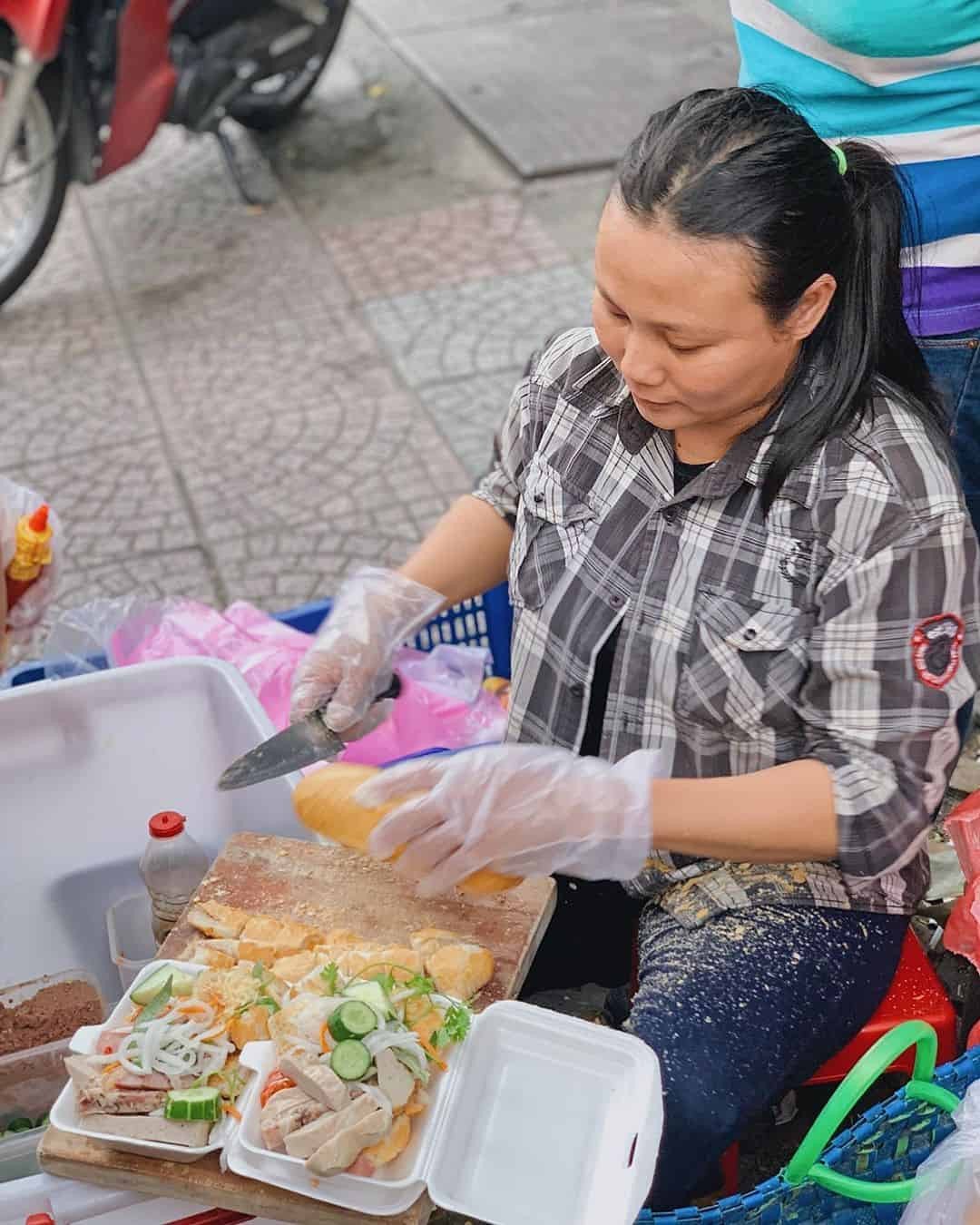 Cận cảnh những lát bánh mì kèm chả và rau thơm