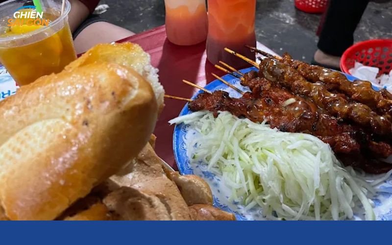 Cận cảnh những xiên thịt bò được nướng trên bếp than hồng, toả hương thơm quyến rũ