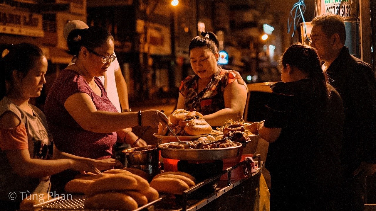 Cận cảnh ổ bánh mì xíu mại Phan Thiết thơm ngon hấp dẫn