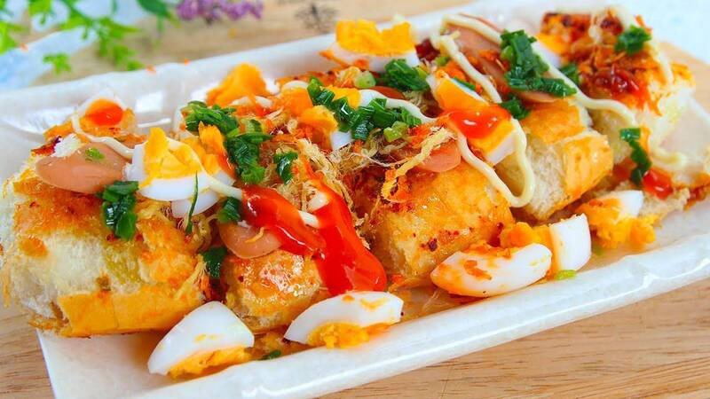 Cận cảnh phần bánh mì nướng muối ớt Dì Năm Tân Phú với lớp sốt và chà bông phong phú, kích thích vị giác