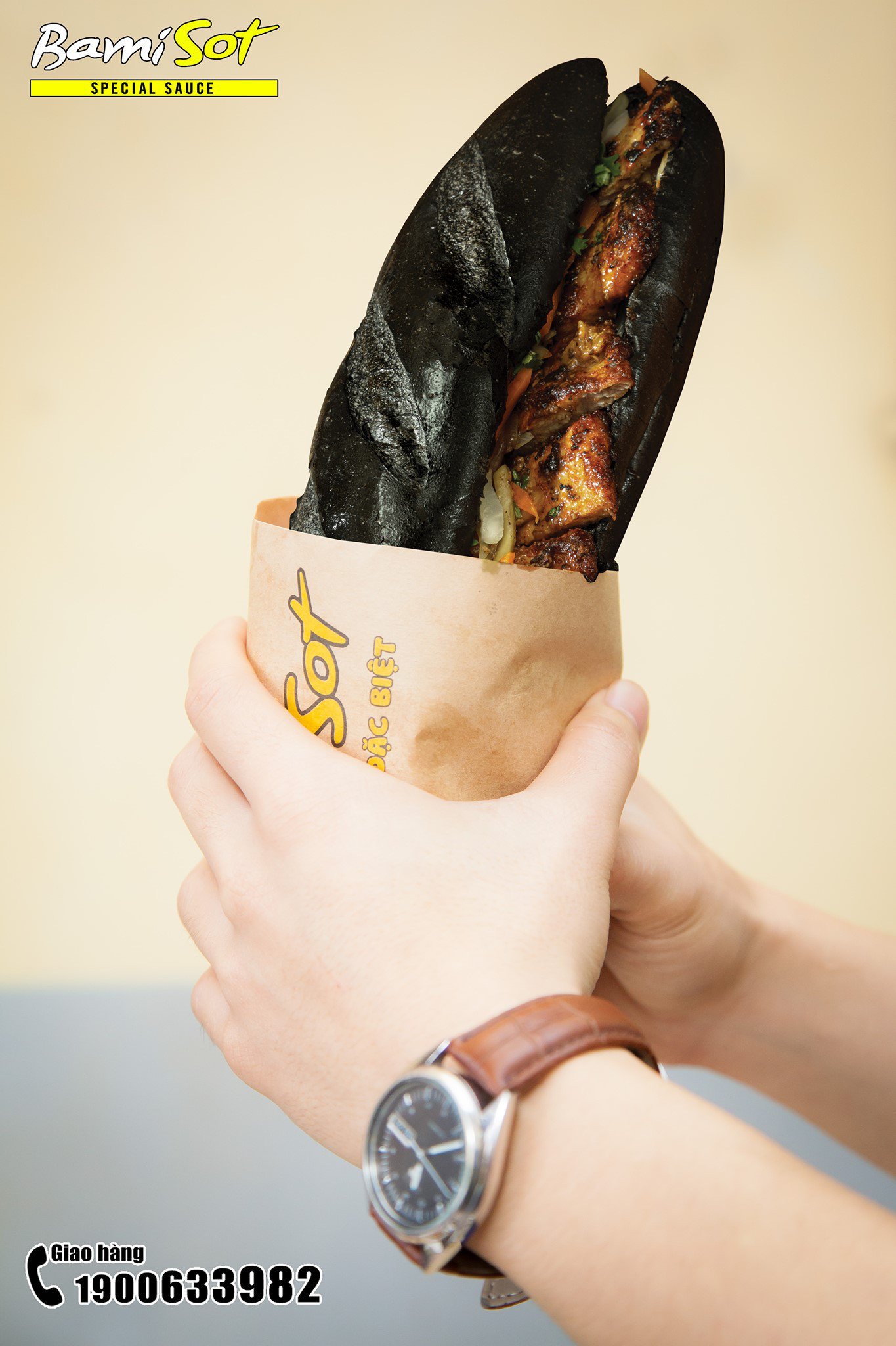 Cận cảnh phần ruột đen của bánh mì than tre và mật mực