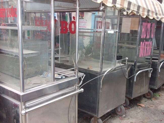 Cận cảnh phần thân xe bánh mì chả cá thanh lý bị gỉ sét và bong tróc sơn