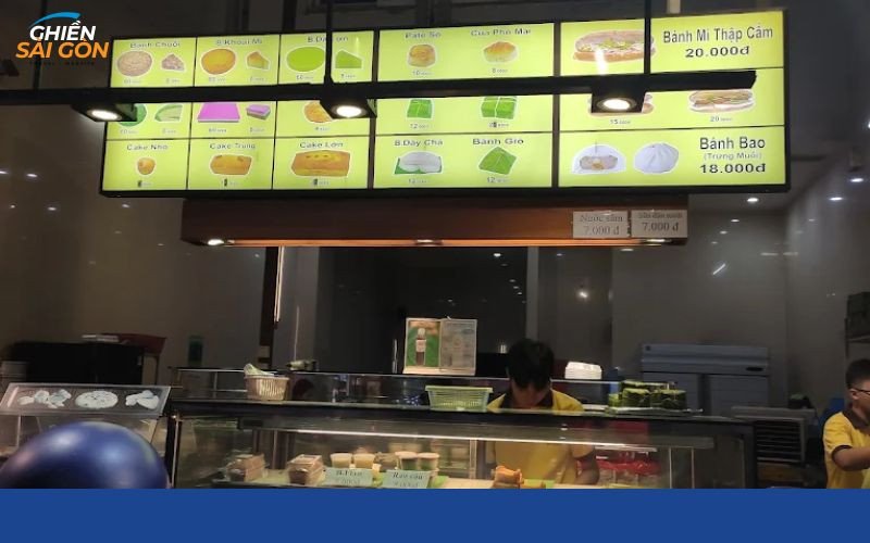 Cận cảnh quầy chế biến bánh mì Hoàng Văn Thụ