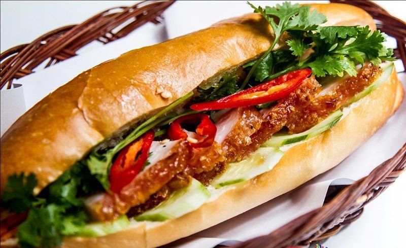 Cận cảnh thịt heo quay giòn bì được thái lát, chuẩn bị cho món bánh mì thơm ngon
