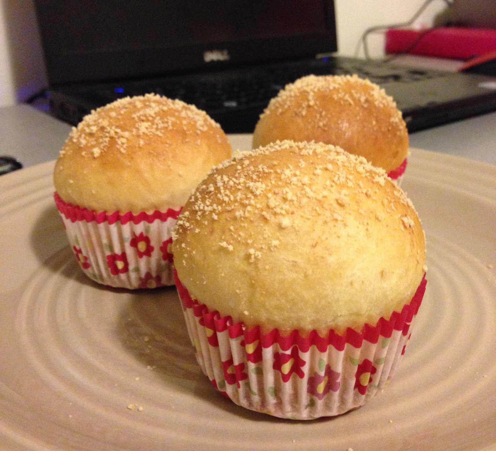 Cận cảnh thớ bánh mềm mịn của bánh mì ngọt tự làm