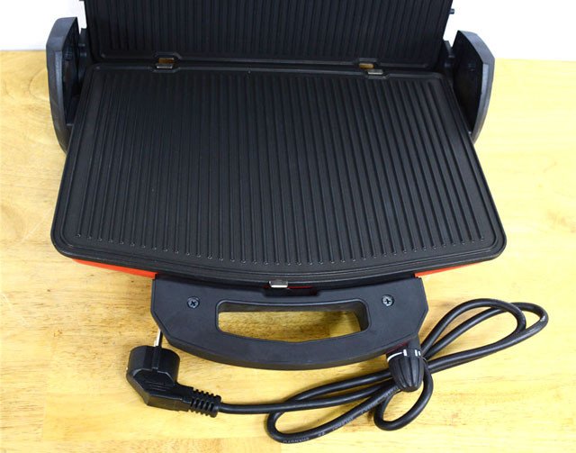 Cận cảnh vỉ nướng chống dính của máy kẹp bánh mì Tiross 9653