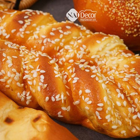 Cận cảnh vỏ bánh mì decor vàng ươm, hấp dẫn