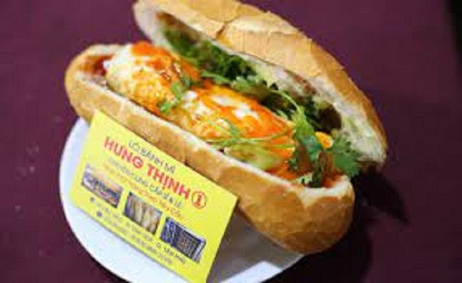 Cận cảnh vỏ bánh mì giòn rụm của Saigonese Baguette