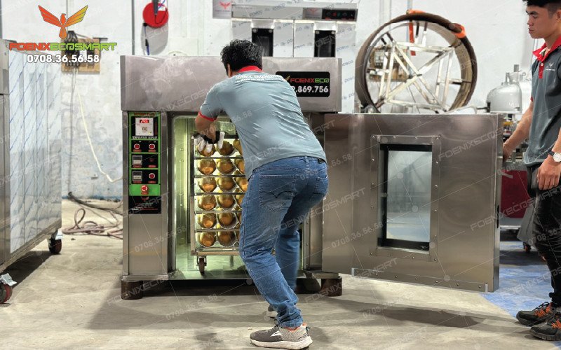 Cận cảnh xe đẩy bánh được đưa vào lò nướng bánh mì 6 khay