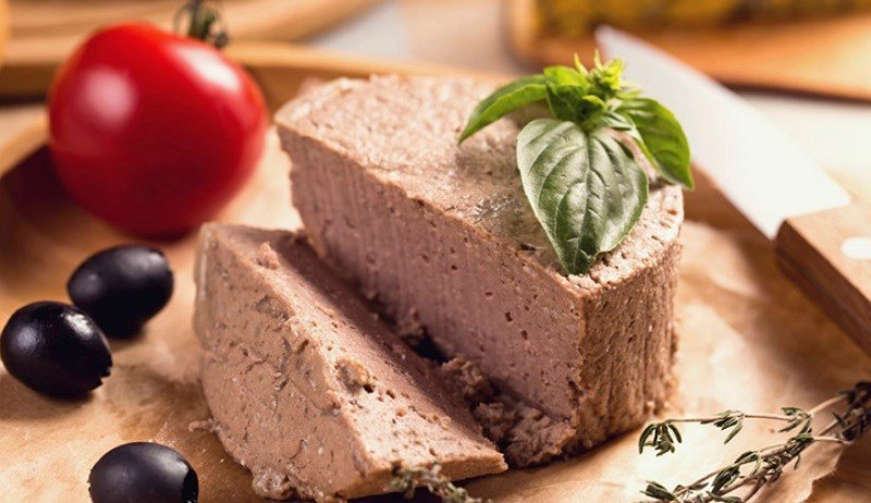 Cần lưu ý hàm lượng natri trong pate bánh mì, đặc biệt với người có vấn đề về huyết áp, khi xem xét pate làm từ gì