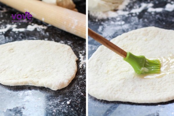 Cán mỏng bột và phết dầu lên bánh mì Naan