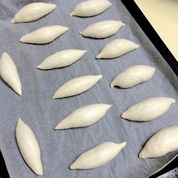 Cán mỏng và tạo hình bột bánh mì thành các thanh dài