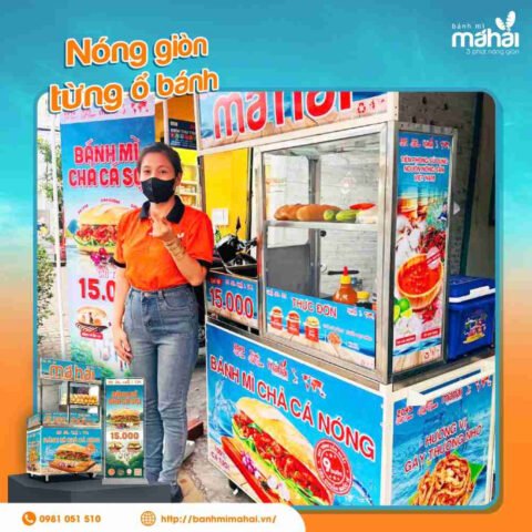 Cảnh đường phố đông đúc với nhiều người qua lại, tượng trưng cho vị trí kinh doanh bánh mì chả cá tiềm năng.