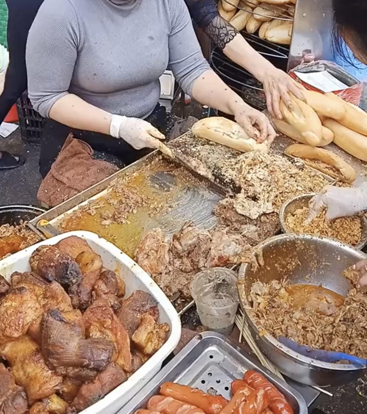 Cảnh khách hàng xếp hàng dài chờ mua bánh mì chân cầu Đò Quan