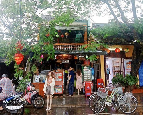 Cảnh khách hàng xếp hàng dài trước cửa tiệm Bánh mì Phượng nổi tiếng