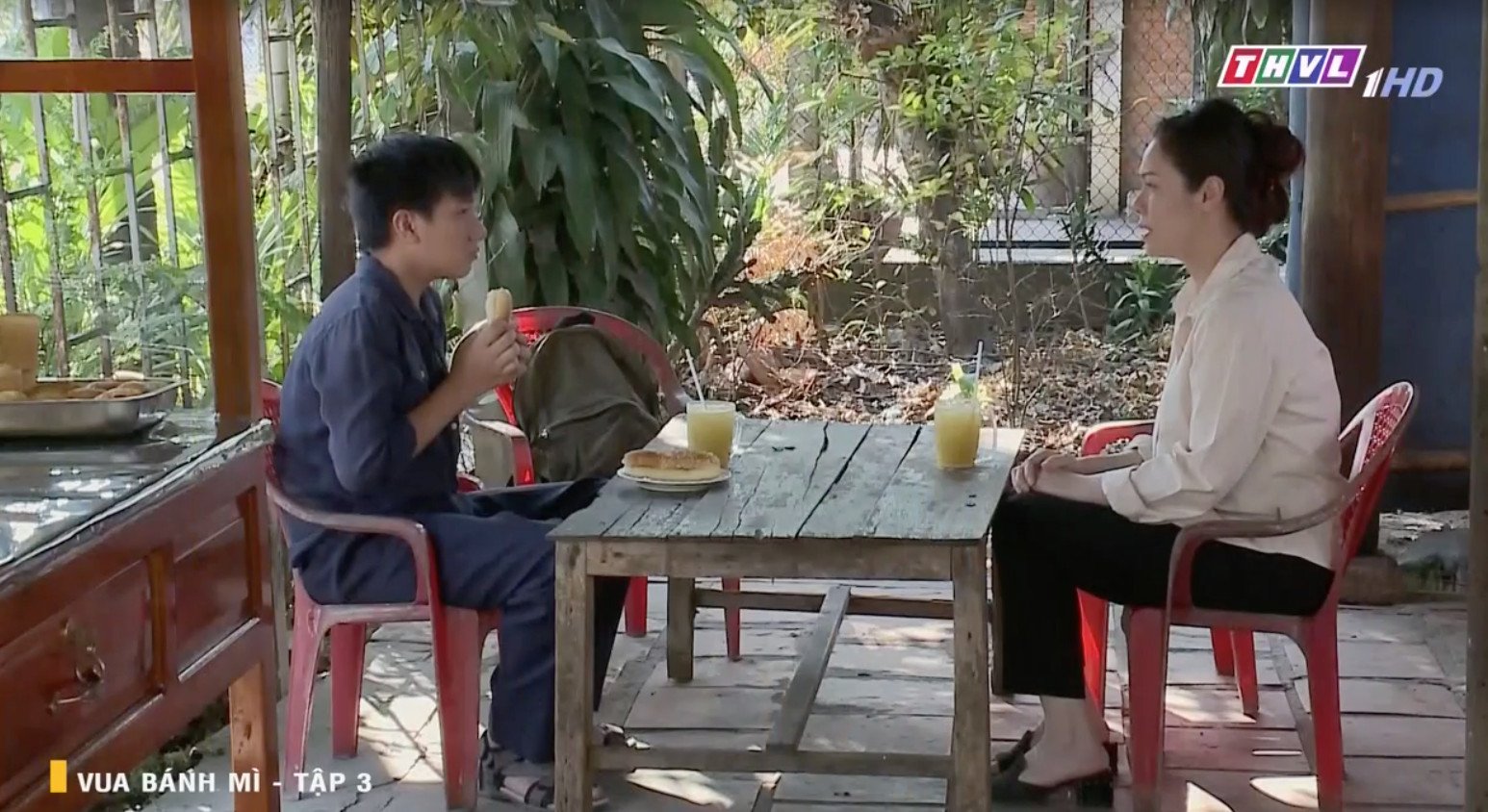 Cảnh tượng cảm động mẹ con Nguyện và Dung chia sẻ ổ bánh mì trong phim Vua Bánh Mì Việt Nam