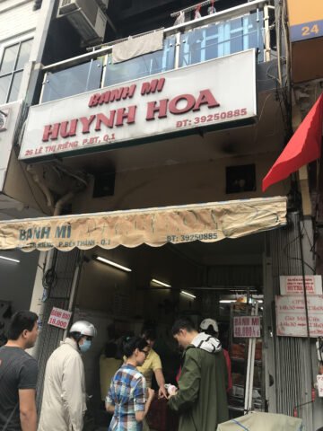 Cảnh tượng cửa hàng Bánh Mì Huỳnh Hoa tấp nập khách hàng, minh chứng cho sự nổi tiếng của bánh mì Huỳnh Hoa menu.