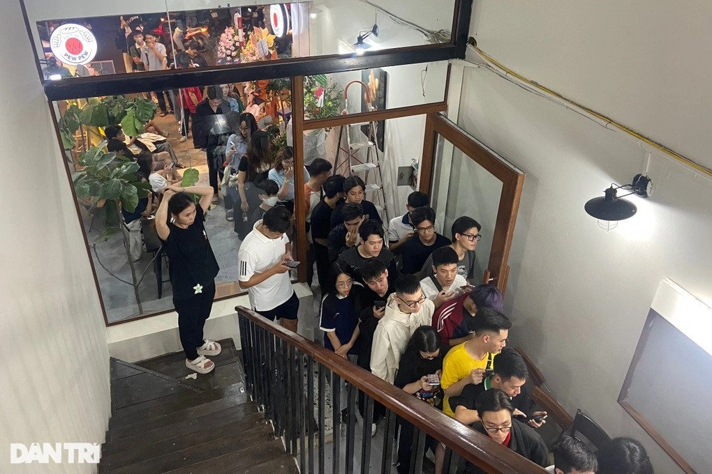 Cảnh tượng khách hàng đông đúc xếp hàng tại quầy thanh toán của tiệm bánh mì PewPew Hà Nội
