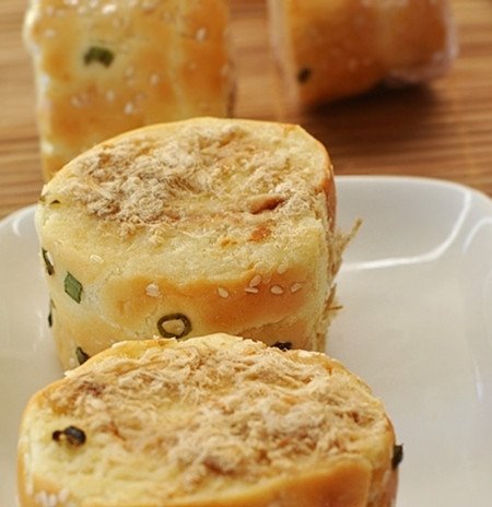 Cắt bánh mì cuộn trứng thành từng khoanh tròn đều đặn, sẵn sàng để thưởng thức.